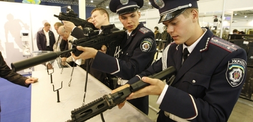Ukrajinští vojáci testují zbraně na veletrhu International Arms and Security Fair v Kyjevě.