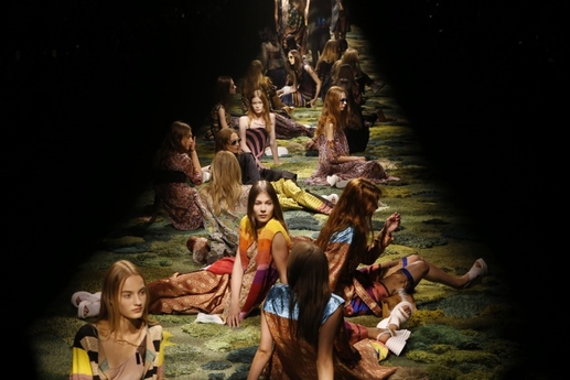Modelky předváděly kolekci belgického návrháře Driese Van Notena netradičně vsedě. (Foto: ČTK/AP)
