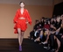 Na Paris Fashion Weeku byly k vidění i takovéto rudé odvážné šaty. (Foto: ČTK/AP)