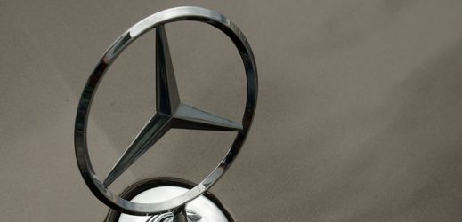 Daimler používá ve vozech Mercedes-Benz spornou kapalinu (ilustrační foto).