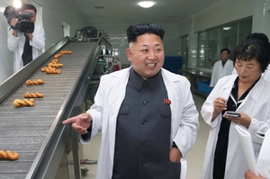 Kim Čong-un v pekárně. Diktátor s oblibou obráží různé výrobní podniky.