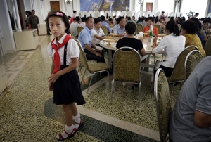 Severokorejci v restauraci v Pchongjangu, která je oblíbená kvůli nudlím.