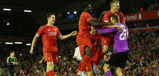 Radující se hráči Liverpoolu.