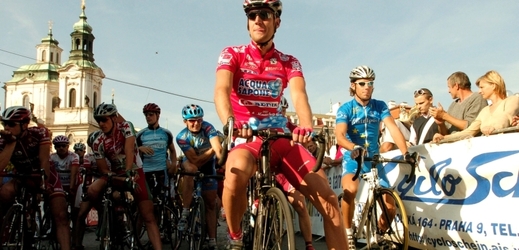 Cyklista Ondřej Sosenka (v červeném).