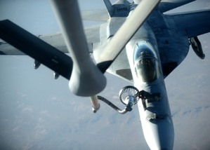 F18A tankuje ve vzduchu. Útok na Irák.