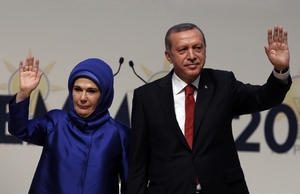 Premiér (dnes prezident) Erdoğan se svou chotí.