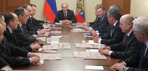 Prezident Putin předsedá jednání radě bezpečnosti.