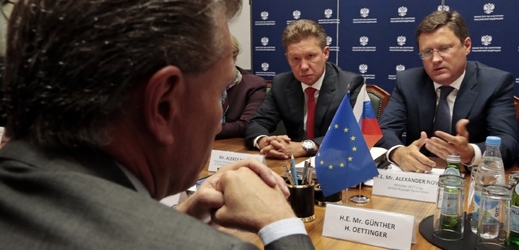 Eurokomisař pro energetiku Guenther Oettinger jedná s ruským ministrem energetiky Alexanderem Novakem a se zástupcem Gazpromu Alexejem Millerem.