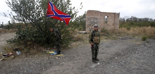 Proruští separatisté s vlajkou Novoruska.