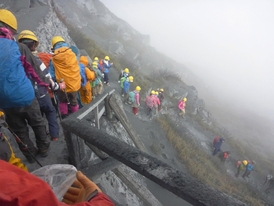 Japonští turisti uvízli na svahu vulkánu Ontake.