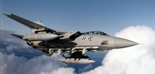 Britský bojový letoun Tornado.