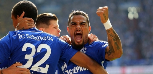 Radující se fotbalisté Schalke.