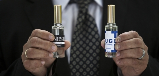 Flakonky obou parfémů pojmenovaných po Ernestovi Che Guevarovi a Hugo Chávezovi.