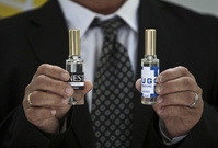Flakonky obou parfémů pojmenovaných po Ernestovi Che Guevarovi a Hugo Chávezovi.