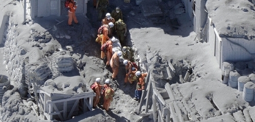 Záchranné akce po erupcích japonské sopky Ontake.
