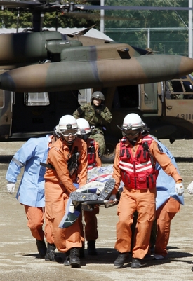 Záchranáři převážejí raněné.