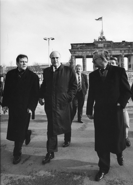 Rudolf Seiters (vpravo) v roce 1989 před Braniborskou bránou v Berlíně.