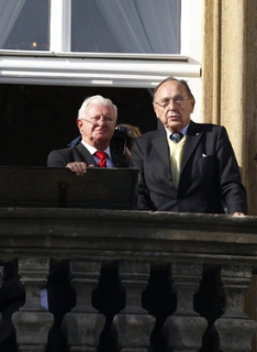 Zleva bývalý ministr vnitra a šéf úřadu německého kancléře Rudolf Seiters a bývalý německý ministr zahraničních věcí Hans-Dietrich Genscher na balkoně německého velvyslanectví.