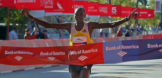 Keňan Dennis Kimetto vyhrál maraton v Berlíně ve světovém rekordu 2:02:57.