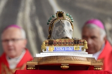 Při mši byla tradičně vystavena lebka svatého Václava.