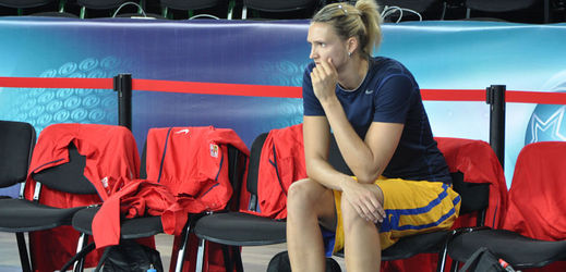 Zraněná Petra Kulichová z lavičky pozorovala trénink spoluhráček před duelem s Brazílií.