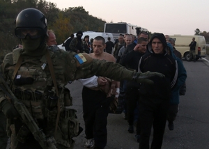 Ukrajinští vojáci předávají zajaté rebely.