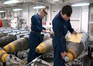Příprava bomb pro letadla na lodi USS Abraham Lincoln.