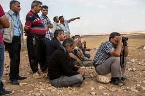 Uprchlí Kurdové sledují z Turecka boje mezi svými bojovníky a islamisty.