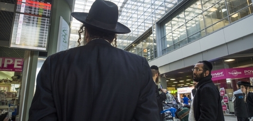 Ortodoxní židé na letišti.
