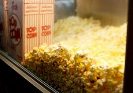 I když budete ve frontě na popcorn první, stejně dostanete ten z předchozího dne, rovnou z odpadkového pytle (ilustrační foto).
