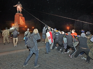 Svržení sochy Lenina v Charkově.