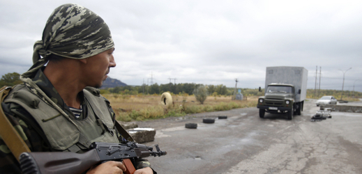 Ukrajinské úřady na prohlášení ruských vyšetřovatelů ještě nereagovaly. Na snímku proruský bojovník u Donětsku.