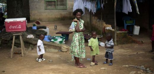 Příbuzní se bojí dětí těch, kteří ebole podlehli (ilustrační foto).