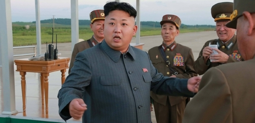 Kim III. na oblíbené inspekci mezi vojáky.