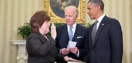 Šéfka ochranky Piersová skládá příslušný slib do rukou Obamy a Bidena.