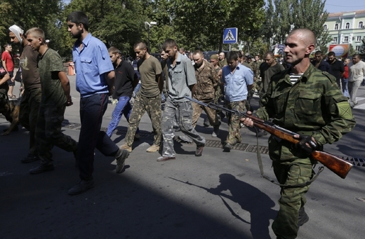 Ponižující akt. Separatisté vedou Doněckem zajaté Ukrajince. Podle Putina fašistické jednotky.