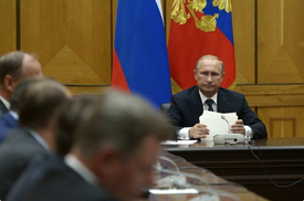 Ruský prezident při zasedání s členy Rady bezpečnosti.