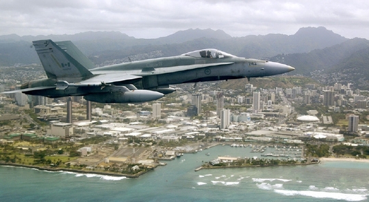 Kanadský CF 18 nad Havají.