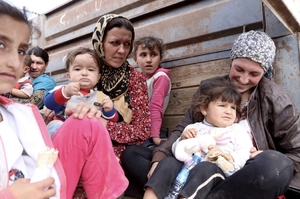 Štěstí ve tvářích. Kurdským ženám s dětmi se podařilo uprchnout před islamisty do Turecka.