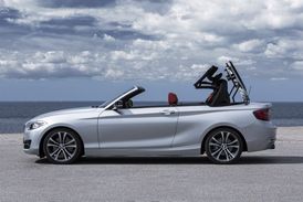 BMW vsadilo na klasický kabriolet se stahovací textilní střechou.
