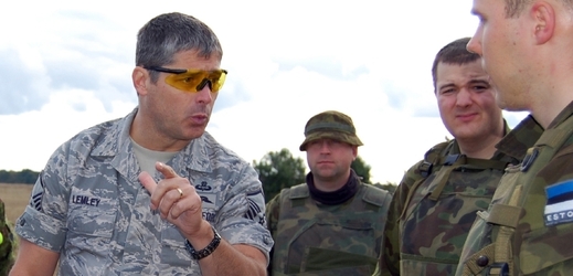 Americký vojenský instruktor s estonskými kolegy.