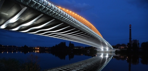 Trojský most se v pondělí otevře dopravě.