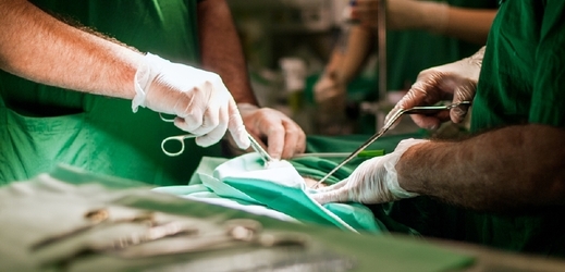 Probuzení uprostřed operace se děje přibližně jednomu z 19 tisíc pacientů.