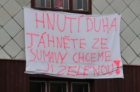 Nápis protestující proti přítomnosti ekologických aktivistů visel na jednom z domů v Modravě (snímek z 20. července 2011).