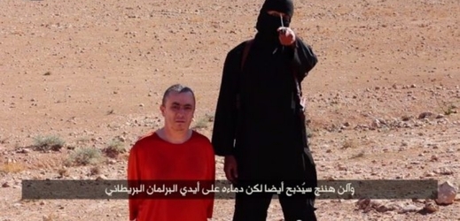 Snímek z videa, na kterém příslušník IS popravuje Alana Henninga.
