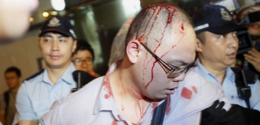 Přes pátek se demonstrace v Hongkongu vyostřily.