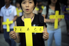 Církevní skupina se modlí za mír v rámci hongkongských demonstrací.