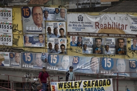 Plakáty předvolební kampaně jednotlivých kandidátů v brazilském Rio de Janeiru.