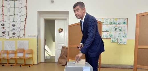 Předseda hnutí ANO Andrej Babiš při hlasování ve volbách do Evropského parlamentu 23. května 2014.