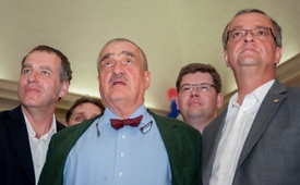 Zleva Luděk Niedermayer, Karel Schwarzenberg, Jiří Pospíšil a Miroslav Kalousek sledují výsledky voleb do Evropského parlamentu ve štábu strany 25. května 2014 v Praze.